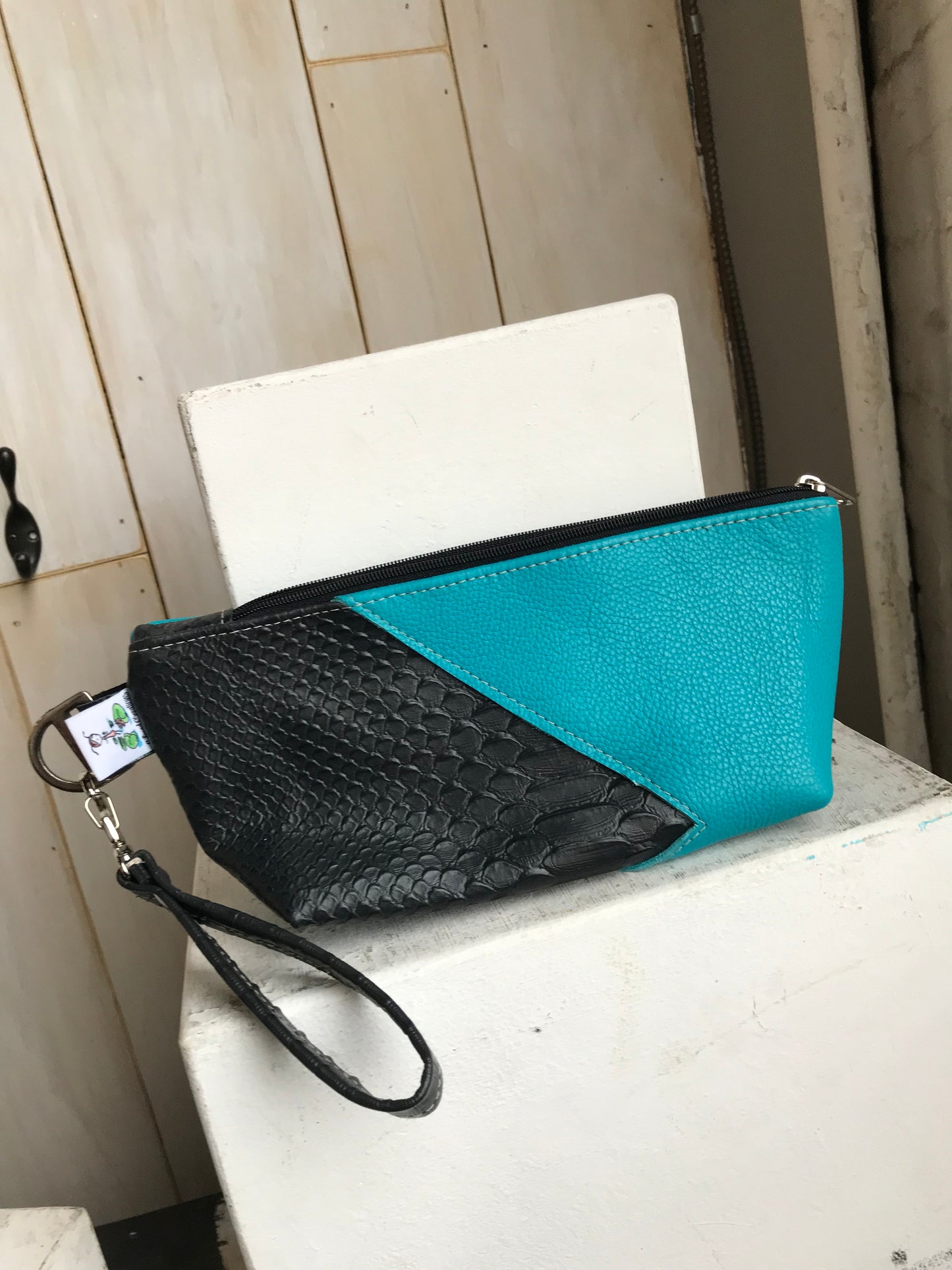 Square bottom clutch